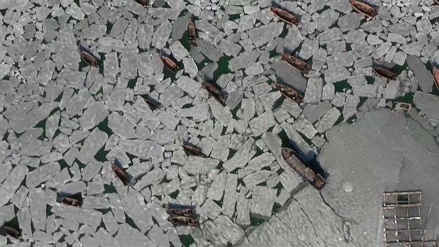 Китайские рыбаки в ледяном плену