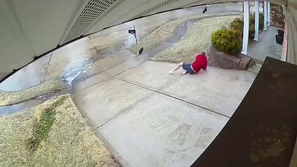 Chute et lancer de chaussures sur une allée verglacée