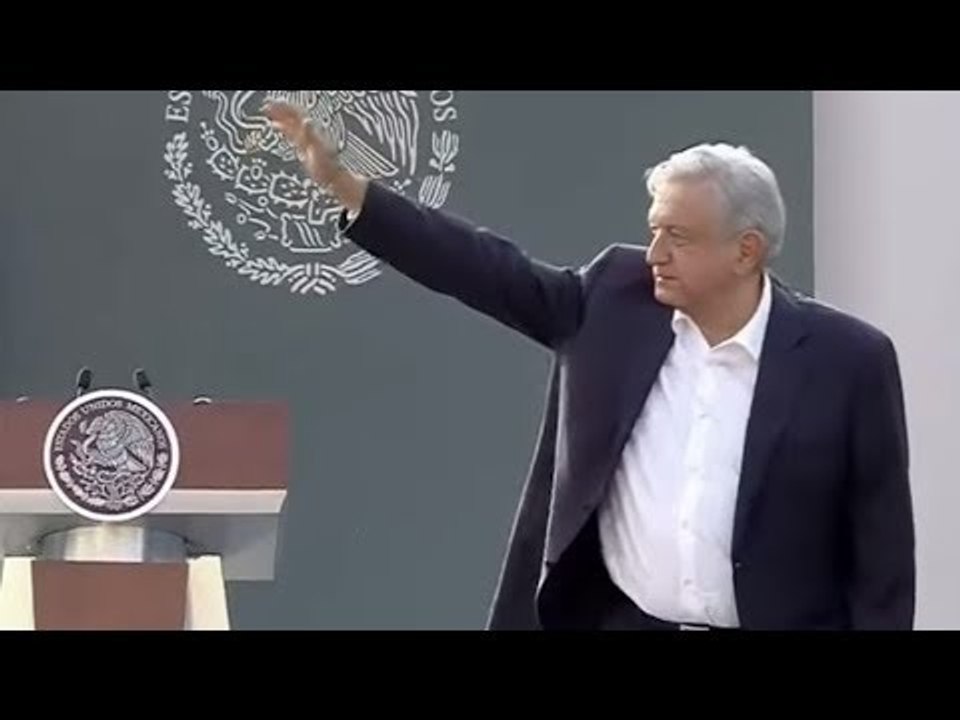 Lópéz Obrador entregó becas a universitarios en Tlatelolco; él terminó estudios gracias a beca