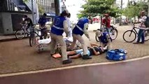 Ciclistas batem de frente e ficam feridos na Avenida Brasil