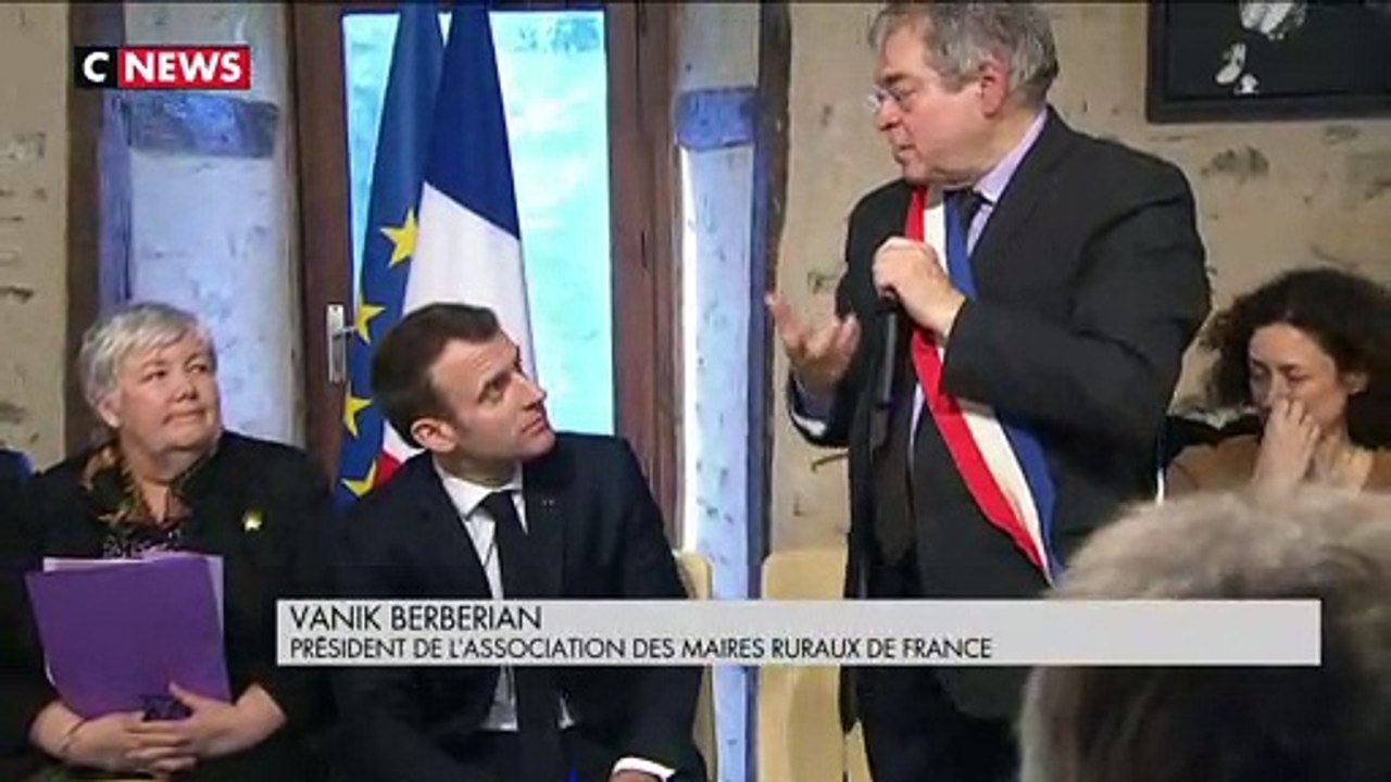 Emmanuel Macron face aux maires ruraux