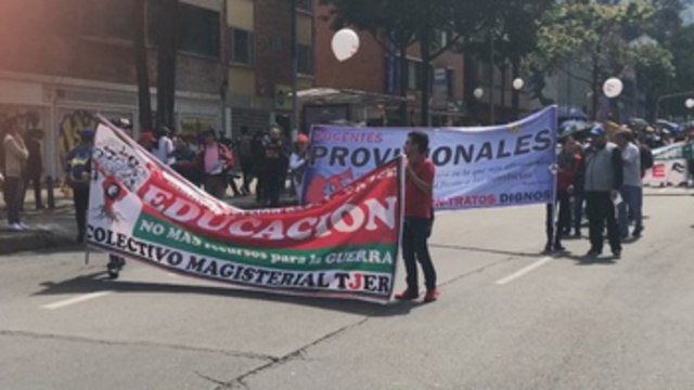 Profesores en huelga marchan por mejor salud y financiación de la educación pública