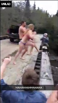 Il fait une mauvaise blague à ses 2 copines et ça tourne très mal