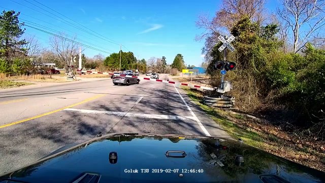 Il grille le passage à niveau mais va vite le regretter... instant Karma