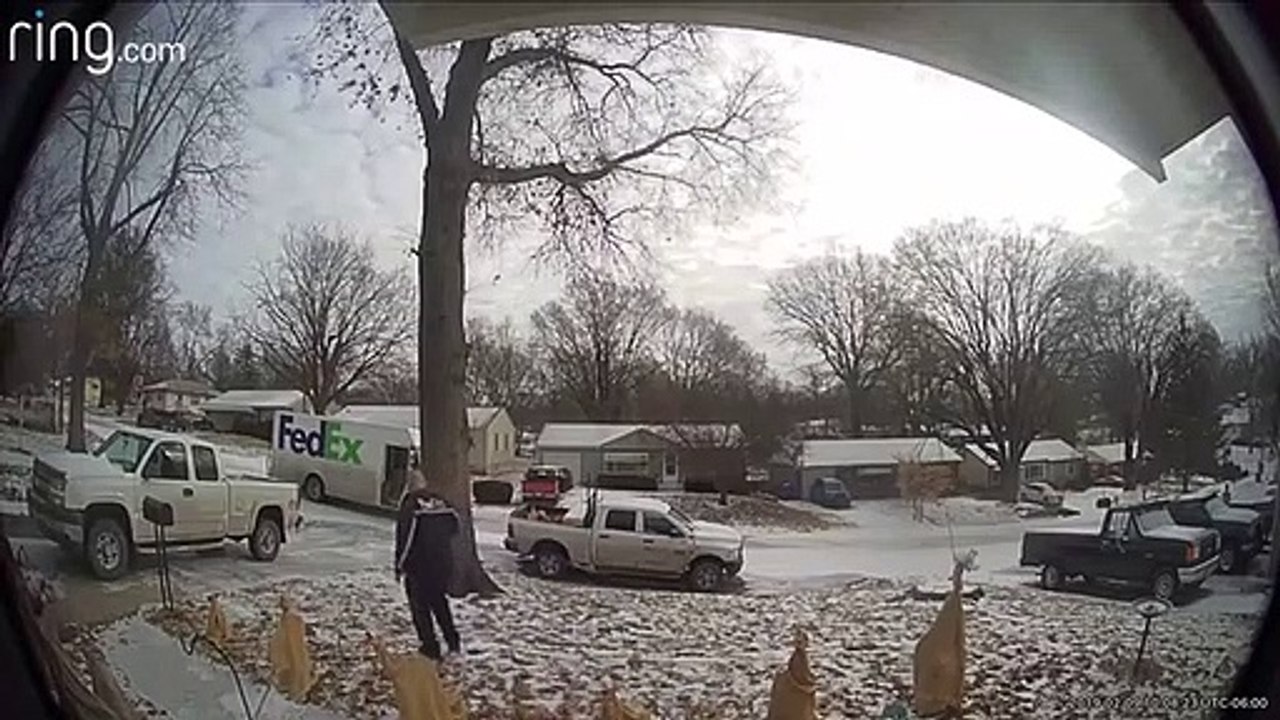 Ce livreur est bien décidé à ne prendre aucun risque sur le verglas... Trop drôle