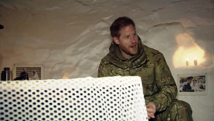 Le prince Harry rend visite à des soldats dans le cercle polaire