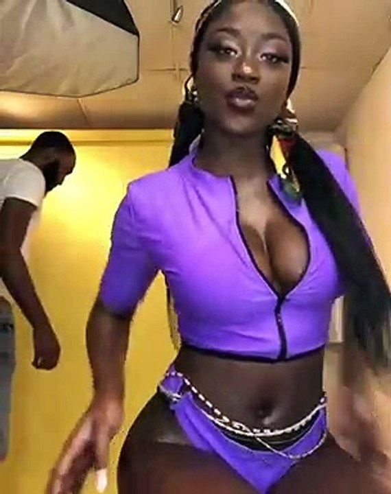 Adeyanju Adeleke plus sexy que jamais montre son coté aguicheur