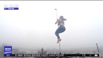 [투데이 영상] 어질어질…건물 꼭대기서 '봉 댄스'