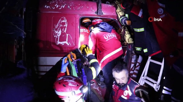13 aracın karıştığı zincirleme kazada, sıkışan kamyon sürücüsü 3 saat sonunda kurtarıldı