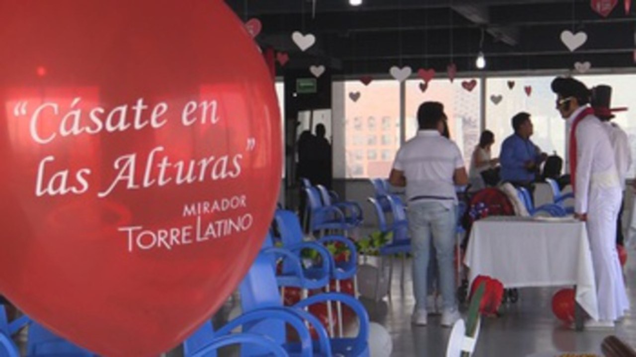 Parejas mexicanas celebran bodas al estilo Las Vegas en Torre Latinoamericana