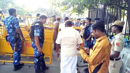 உச்சா போகக் கூட அமைச்சரை அனுமதிக்காத மத்திய படை-வீடியோ