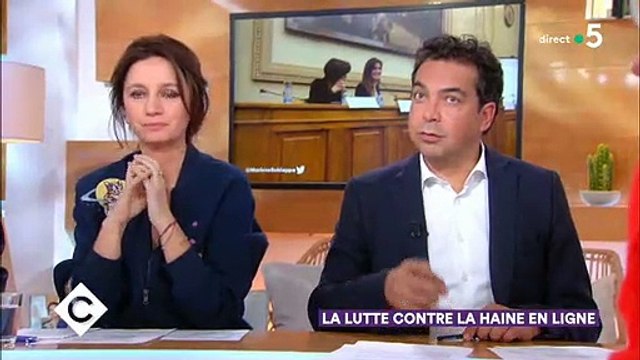 La présence de Cyril Hanouna à l'Assemblée Nationale pour un débat sur les familles mono-parentales agite les réseaux sociaux