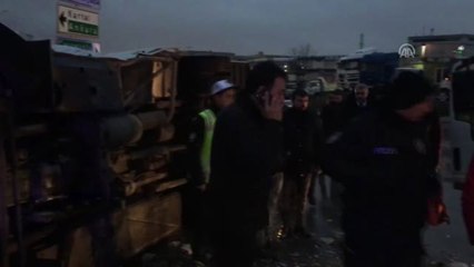 Ümraniye'de Kamyonet ile Servis Midibüsü Çarpıştı: 1 Yaralı - İstanbul