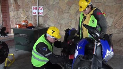 İzmir Kimyagerliği Bırakan Kadın Motosiklet Tamircisine Yoğun İlgi