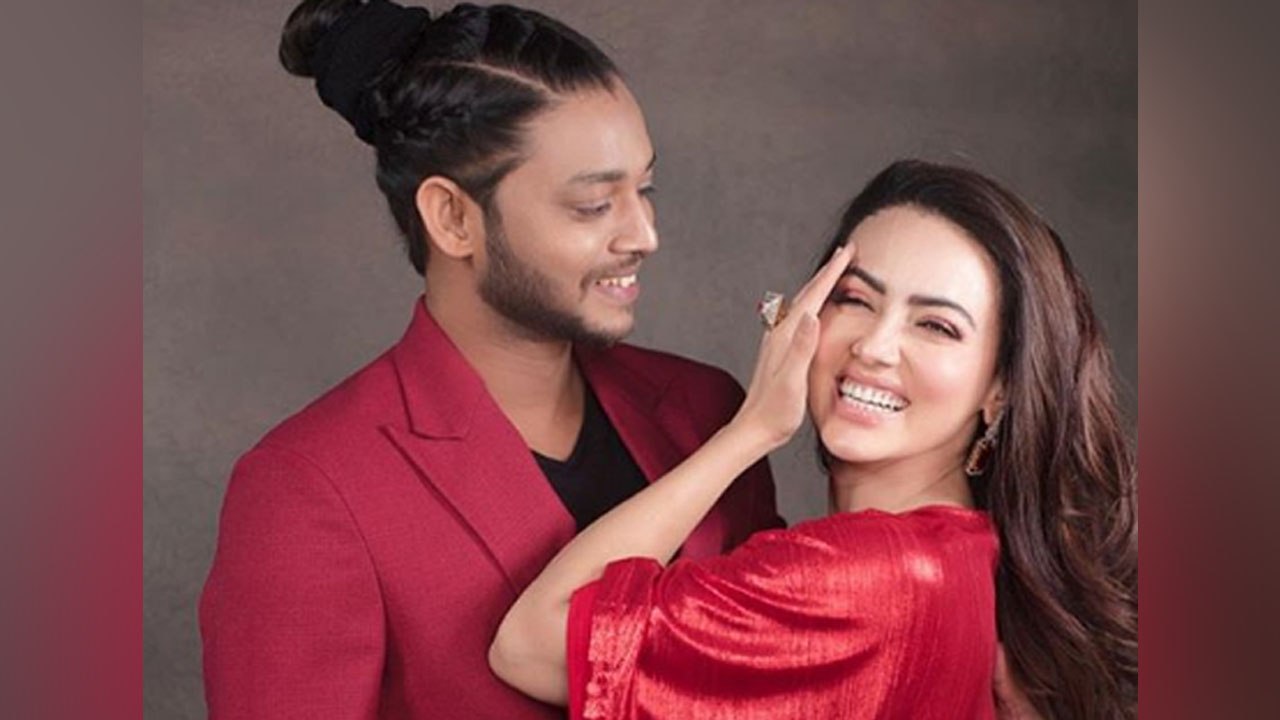 Bigg Boss fame Sana Khan confirms Dating with BF Melvin Louis| FilmiBeat