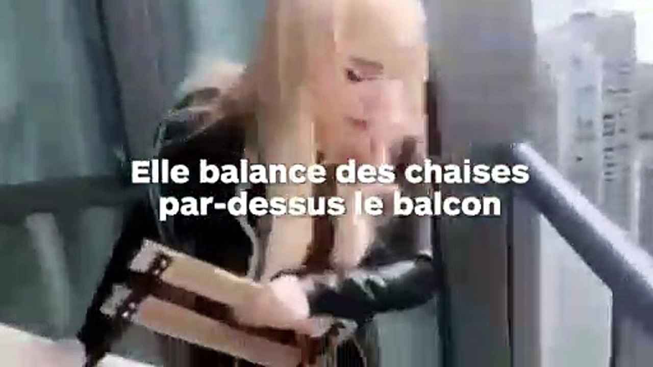 Pour faire le buzz, elle jette deux chaises par-dessus un balcon au 45e étage d’un immeuble !