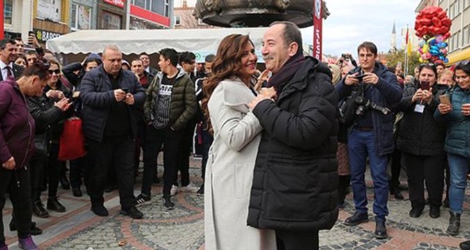 Edirne Belediye Başkanı Recep Gürkan, Eşiyle Sokakta Dans Etti