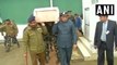 VIDEO: पुलवामा हमले में शहीद जवान के पार्थिव शरीर को राजनाथ सिंह ने दिया कंधा