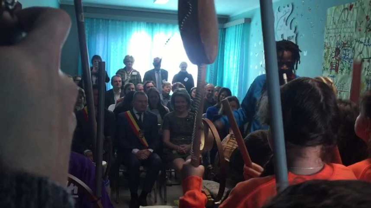 Fleurus: les enfants de la maison maternelle joue de la musique devant la Reine Mathilde