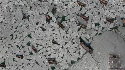 صدها قایق در بندر دالیان چین میان قطعات یخ گرفتار شدند