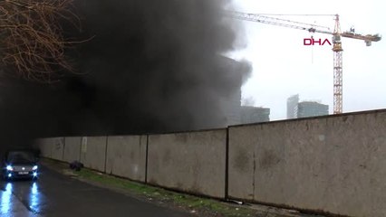 Kadıköy'de Şantiye Alanında İnşaat Malzemeleri Yanıyor