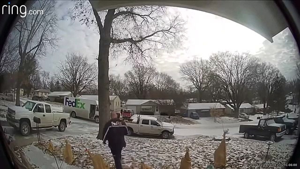 Livreur prudent sur du verglas