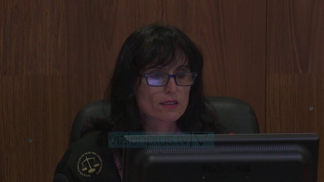 Dyshonte se e tradhëtonte/ Gardisti që vrau gruan lihet në burg - News, Lajme - Vizion Plus