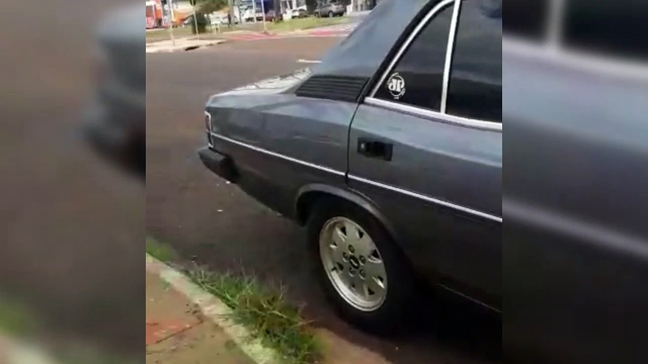 Acessibilidade: veículo é estacionado em rampa para cadeirantes e internauta reclama