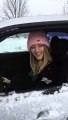Elle s'amuse à tourner en rond sur la neige avec sa voiture