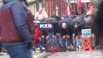 Taksim’de mescitte yer bulamayan vatandaşlar yağmur altında Cuma namazı kıldı