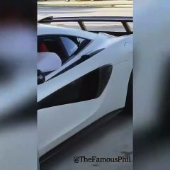 Il a de l'argent pour se payer une McLaren mais n'arrive pas à sortir de la voiture