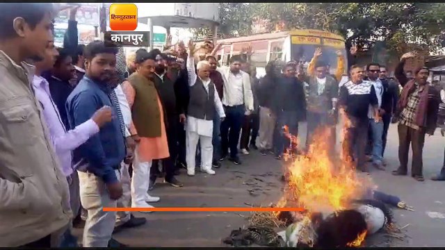 कानपुर में भारी आक्रोश, व्यापारियों ने फूंका आतंकवाद का पुतला