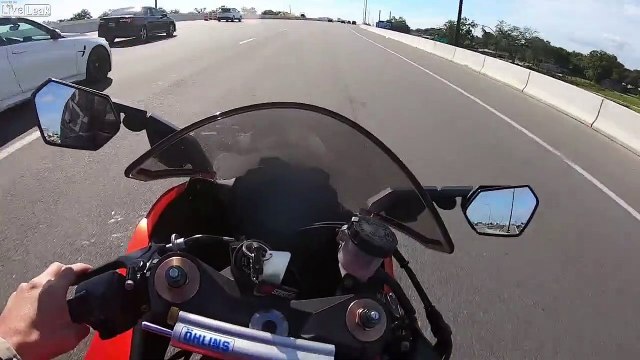 Karma : ce chauffard tape le mur en voiture en pleine course sur l'autoroute !