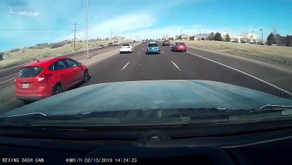 Descargar video: Ces lignes électriques tombent sur les voitures roulant sur la route !