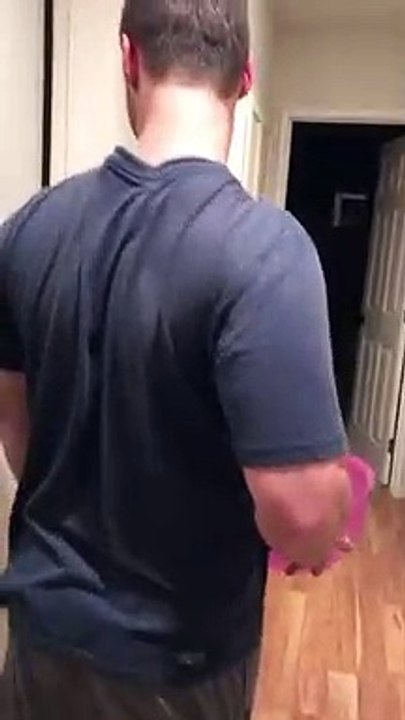 Gros fail en essayant de surprendre un ami sous la douche : il s'étale sur le sol de la salle de bain