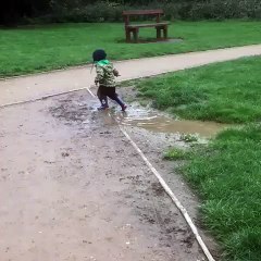 Cauchemar de parents.. quand ton enfant plonge dans une flaque !