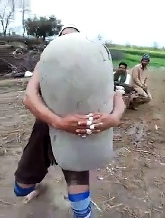 Video of local brave man who have ability to weight lifting.....