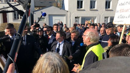 Edouard Philippe interpellé par un Gilet jaune