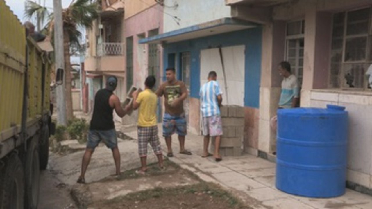 Los jóvenes cubanos se lanzan al rescate tras el tornado