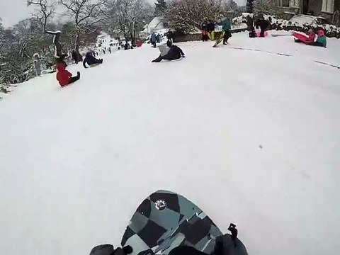 Un rat sort de nulle part sur la piste de luge