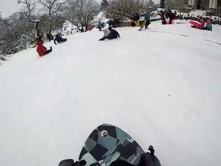 Un rat sort de nulle part sur la piste de luge