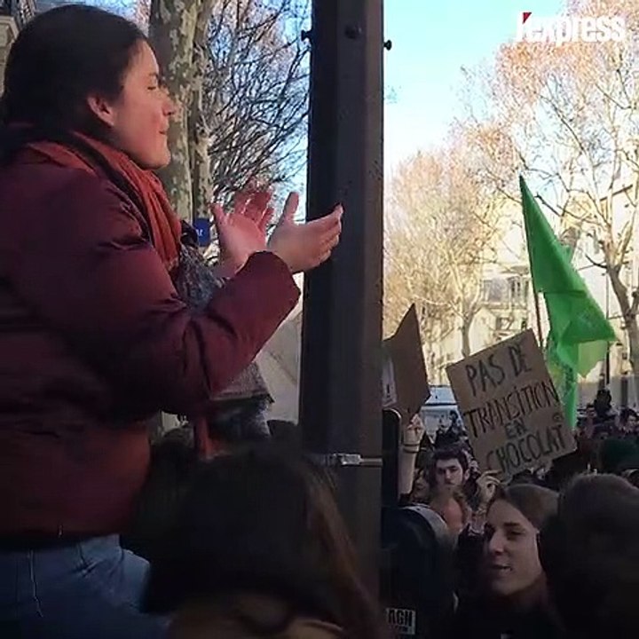 "On est plus chauds que le climat": timide mobilisation des jeunes à Paris
