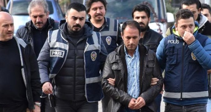 Garson, Eski Eşi ile İlişkileri Olduğunu İddia Ettiği 2 Arkadaşına Kurşun Yağdırdı