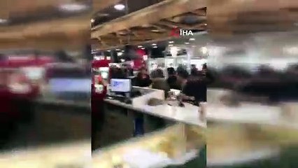 AVM'deki kavgayı güvenlik güçlükle engelledi