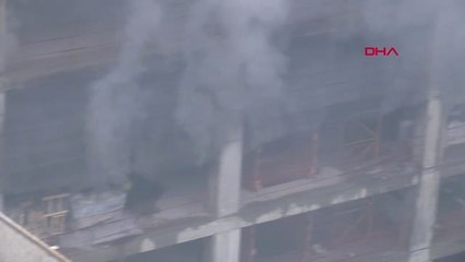 Kadıköy'de Şantiye Alanında İnşaat Malzemeleri Yanıyor