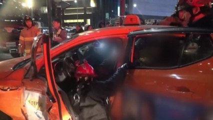 버스와 택시 충돌로 5명 부상 / YTN