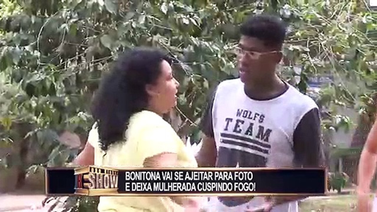 Gata resolve tirar a calcinha na frente de maridos e deixa a mulherada cuspindo fogo