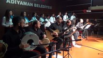 Görme engelli kızın konserde söylediği türkü herkesten beğeni aldı