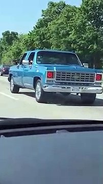 Une voiture pick-up avec deux capots avant
