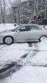 Cette fille s'amuse à faire des dérapages sur la neige avec sa voiture